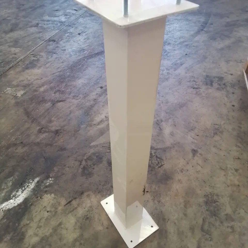 PALLET CONTAINING LARGE QUANTITY OF WHITE METAL TABLE LEGS