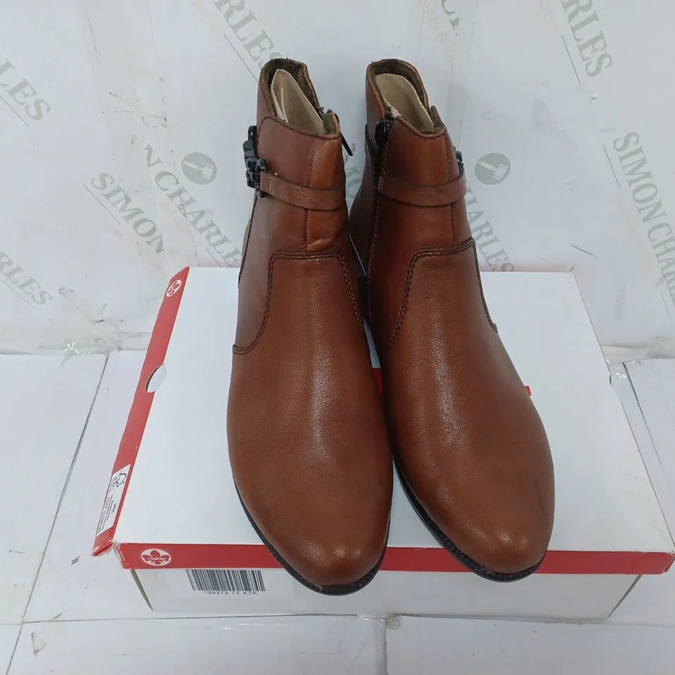 BOXED PAIR OF RIEKER LEATHER CHAIN DETAIL ANKLE BOOTS IN TAN SIZE 7.5
