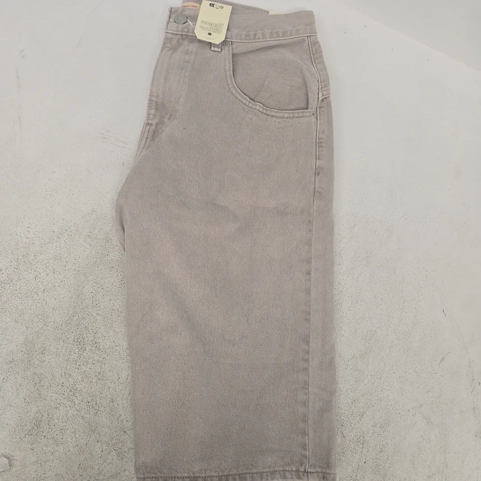 LEVI'S SUPER BAGGY JORTS IN GREY SIZE 28