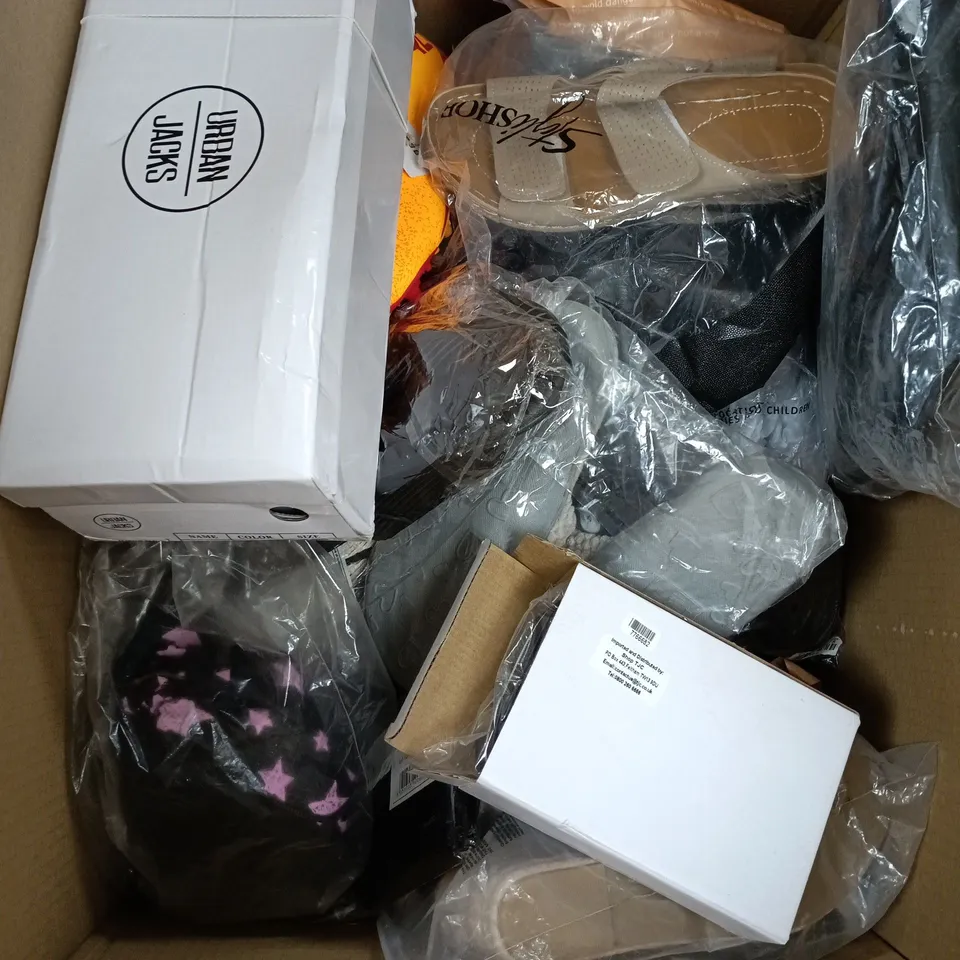 BOX OF ASSORTED FOOT WARE