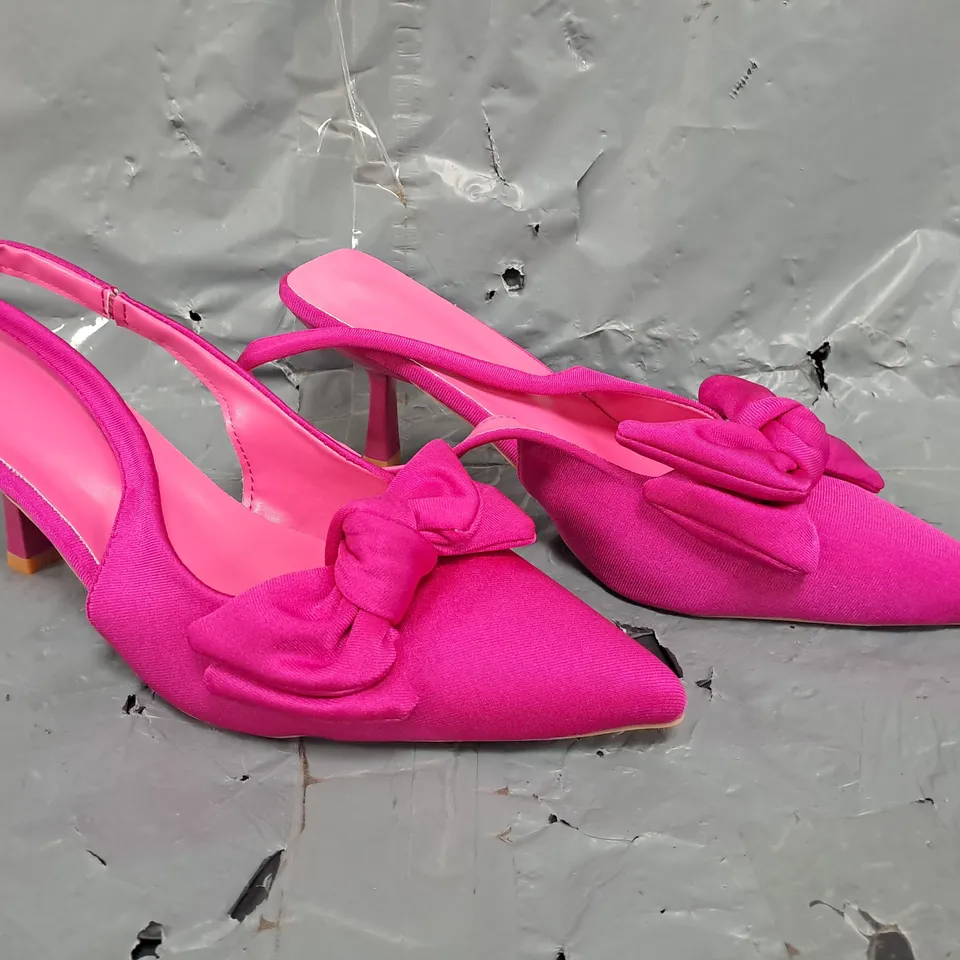 BOXED PAIR OF UNBRANDED POINTED TOE HEELED SLINGBACK SANDALS IN FUCHSIA W. BOW DETAIL SIZE EU 40