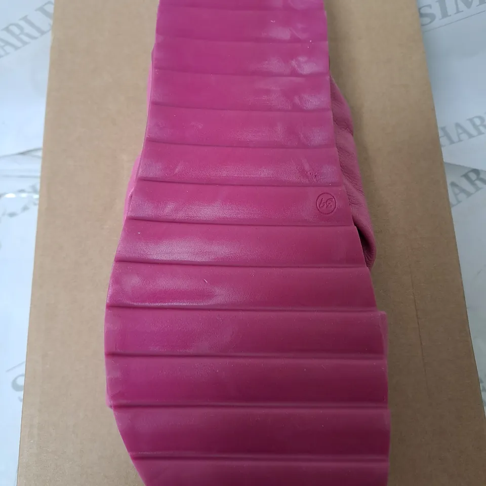 BOXED ADESSO SANDLES IN PINK SIZE 6