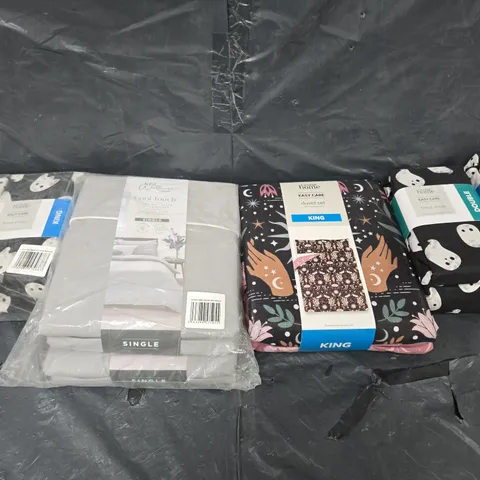BOX OF APPROXIMATELY 12 ASSORTED BEDDING & SOFT FABRICS ITEMS TO INCLUDE - DUVET SET - FITTED SHEET ETC. 