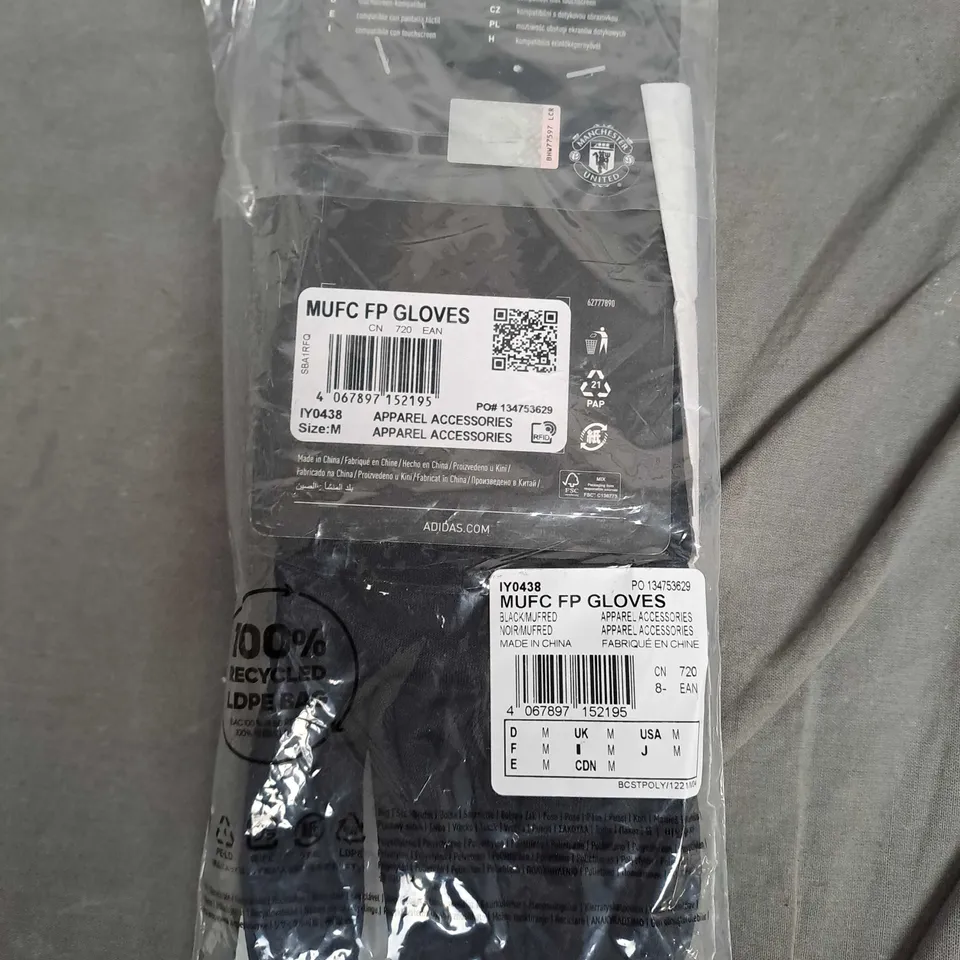 BAGGED ADIDAS MUFC GLOVE IN BLACK - MEDIUM