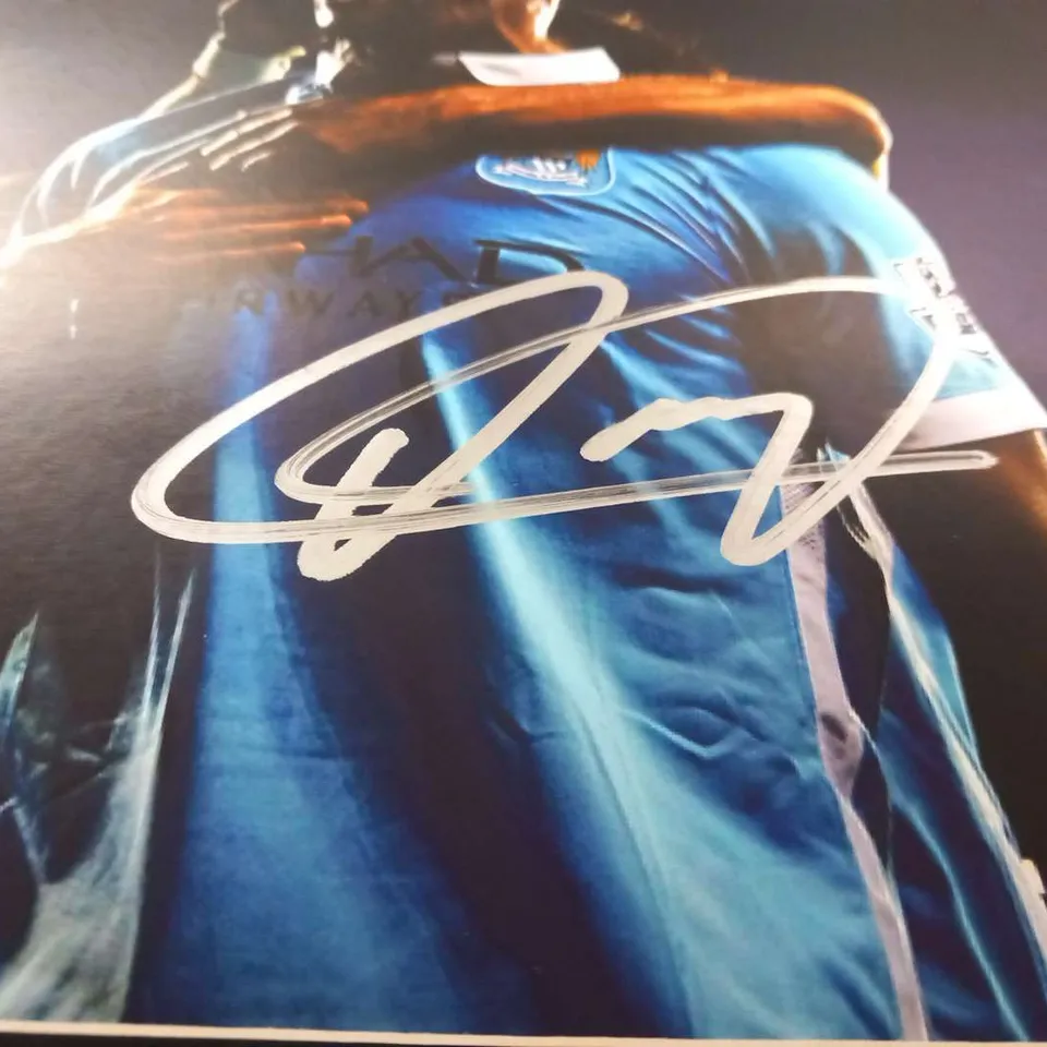 MOUNTED AND SIGNED VINCENT KOMPANY SIGNED PHOTOGRAPH