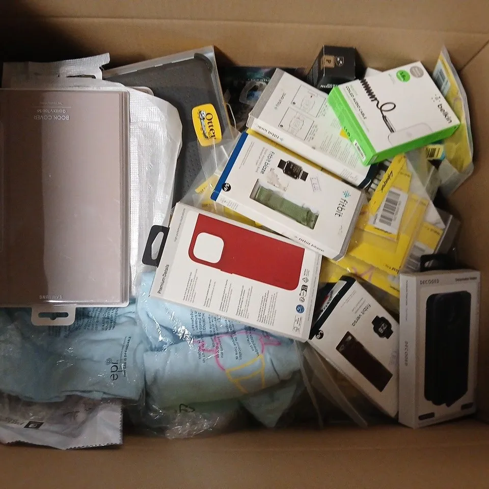 APPROXIMATELY 35 ASSORTED ITEMS TO INCLUDE BELKIN COILED AUDIO CABLE, CYBERPUNK POSTCARDS, FITBIT ACCESSORIES, ETC - COLLECTION ONLY
