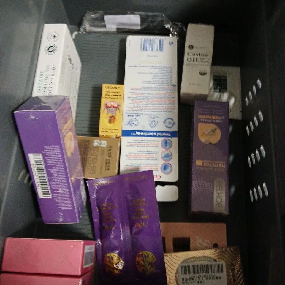 APPROXIMATELY 20 ASSORTED HEALTH & BEAUTY PRODUCTS TO AUSSIE LEAVE IN CURL CONDITIONER, DOVE FOAMING BATH SOAK, GIVE ME SHAMPOO, ETC