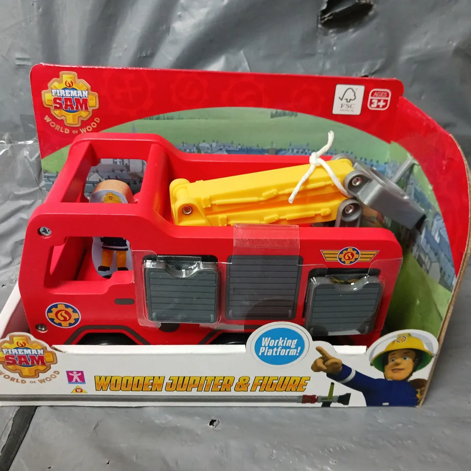 BOXED FIREMAN SAM JUPITER FIRE ENGINE AND FIGURE