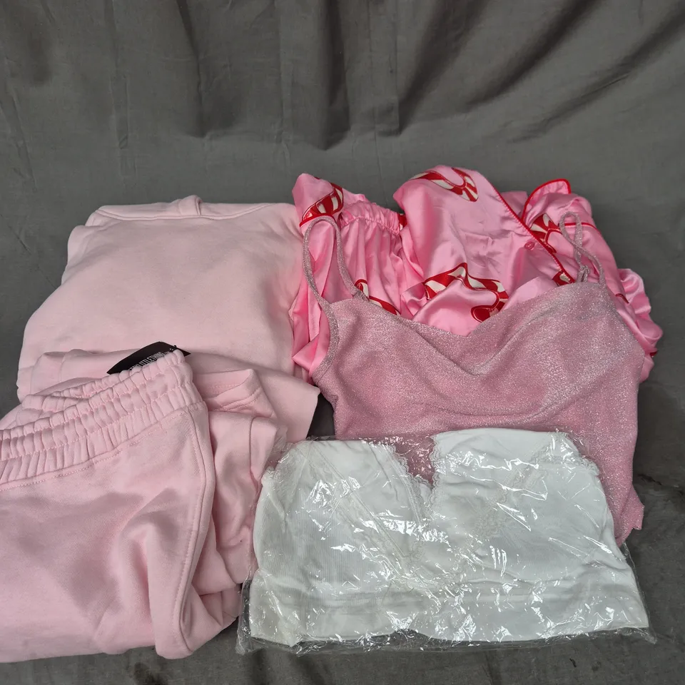 APPROXIMATELY 20 ASSORTED CLOTHING ITEMS IN VARIOUS SIZES TO INCLUDE - LOUNGEWEAR, PYJAMAS, COAT, ETC