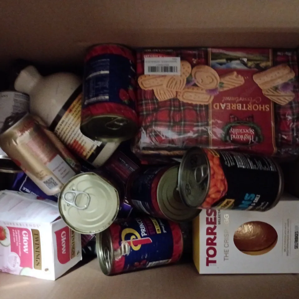 APPROXIMATELY 10 ASSORTED FOOD & DRINK ITEMS TO INCLUDE TORRES SELECTA THE CRISP EGG, KIRKLAND MAPLE SYRUP, SHORTBREAD ASSORTMENT, ETC - COLLECTION ONLY