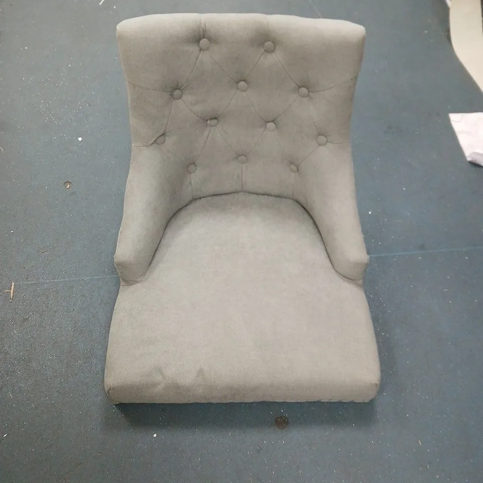 SET OF 2 GREY TUFTED BACK ACCENT CHAIR