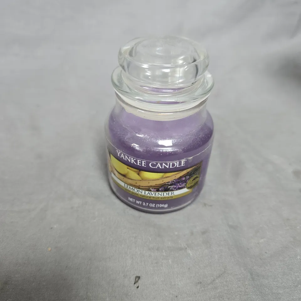 LOT OF APPROXIMATELY 10 ASSORTED CANDLES TO INCLUDE: KELLY HOPPEN AND YANKEE 