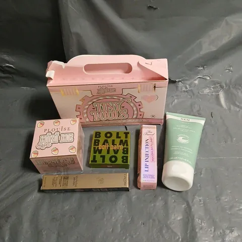 LOT OF APPROX 6 ASSORTED COSMETIC PRODUCTS TO INCLUDE - REN CLEAN SKINCARE GENTLE CLEANSING GEL - MADE BY MITCHEL BOLT BALM IN BB9 - PLOUISE TINY TOOLS BRUSH SET - ETC