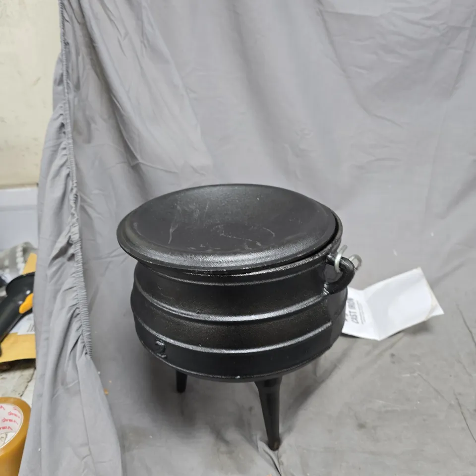 BIG-BBQ CAST IRON POT WITH LID ON TRIPOD STAND