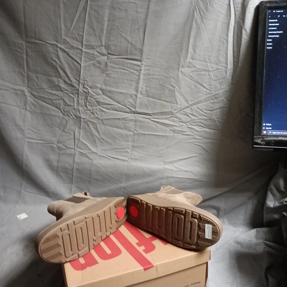 FITFLOP F-MODE SUEDE FLATFORM CHELSEA BOOTS – UK 7, MINKY GREY