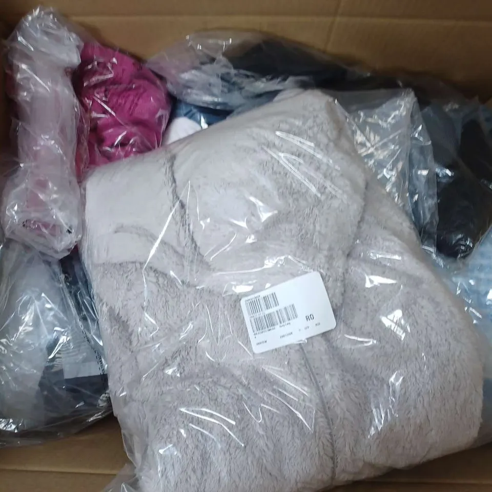 APPROX 20 DIFFERENT CLOTHING ITEMS BAG TOPS AND SOCKS