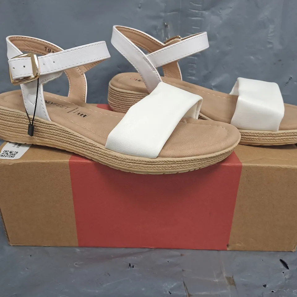 BOXED PAIR OF HEAVENLY FEET OPEN TOE SANDALS IN WHITE SIZE UK 5