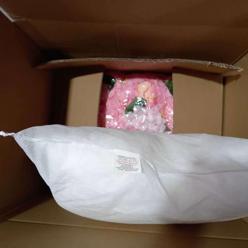 BOX OF APPROX 5 ITEMS TO INCLUDE 3 CUSHIONS AND DECORATIV FLOWER WALL ART 