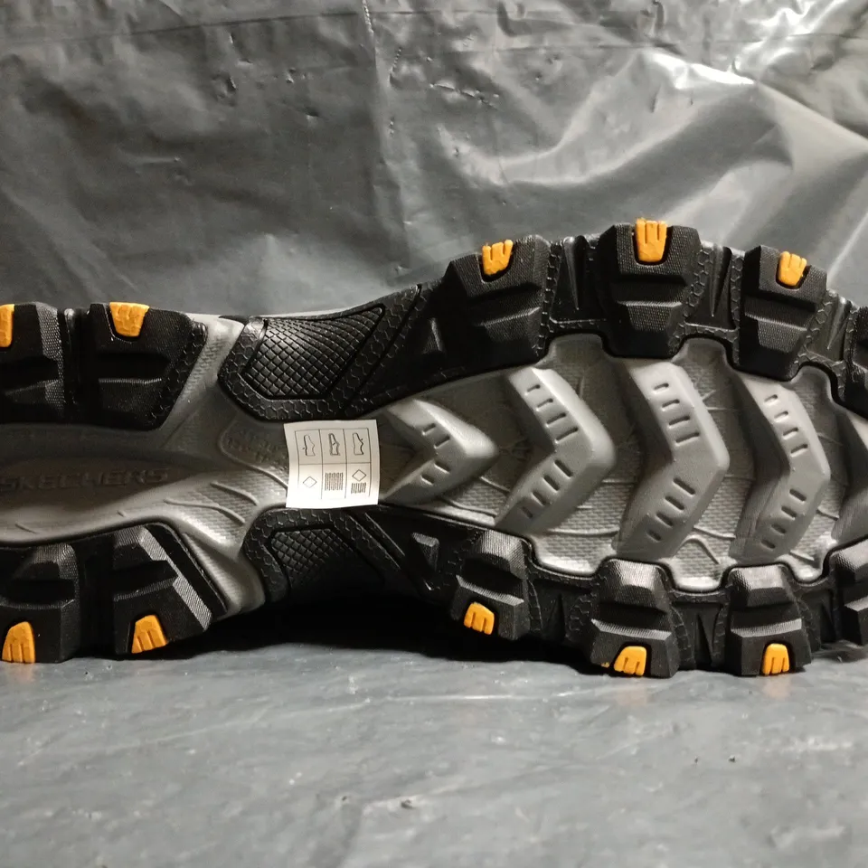 PAIR OF SKECHERS TRAINERS IN BLACK/GREY SIZE UK 8