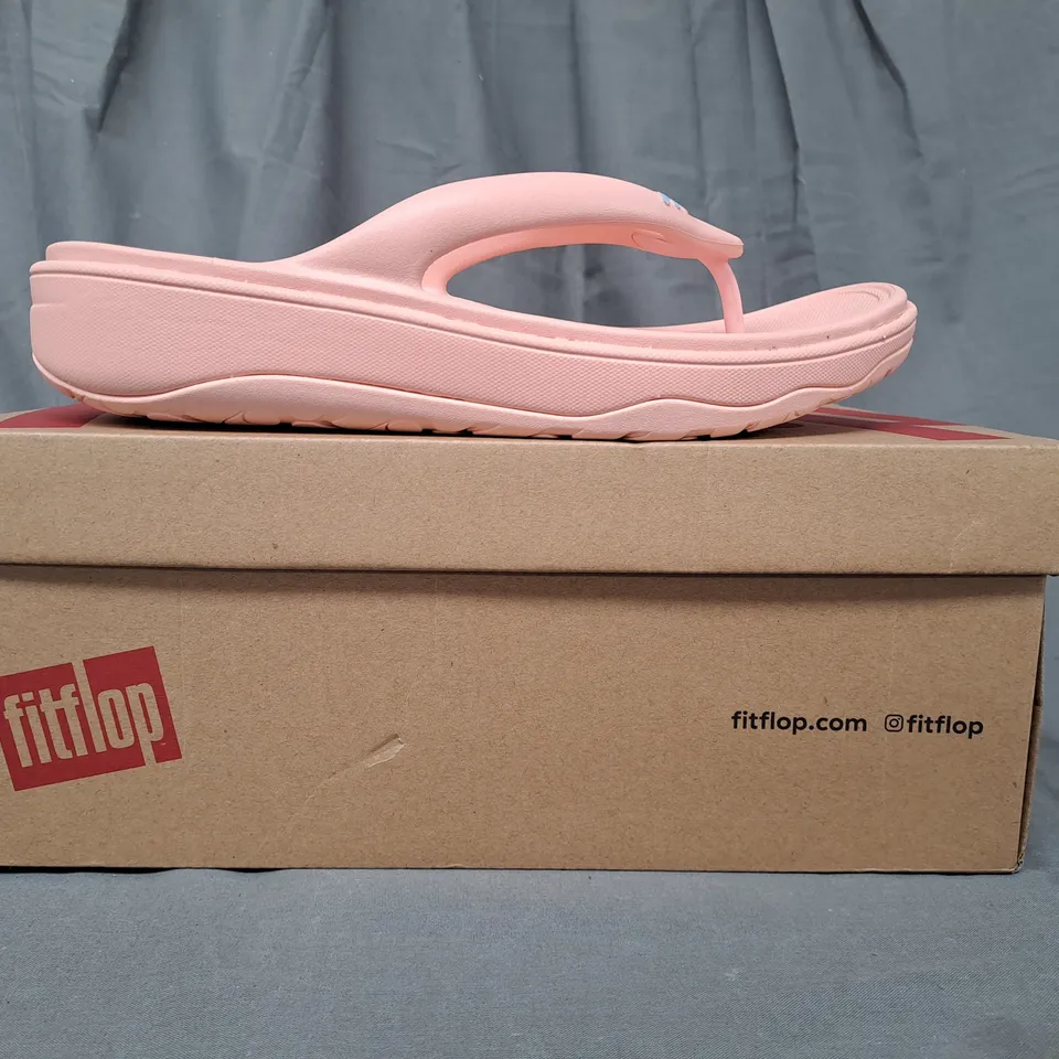 BOXED PAIR OF FITFLOP RELIEF RECOVERY TOE-POST SANDALS IN PINK UK SIZE 6