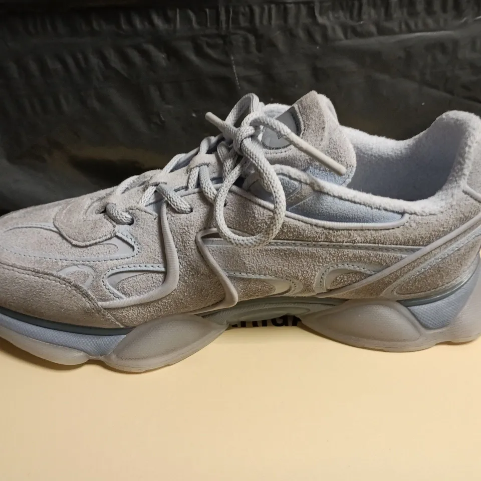 BOXED AXEL ARIGATO ERIS SNEAKERS IN LIGHT BLUE - UK 8