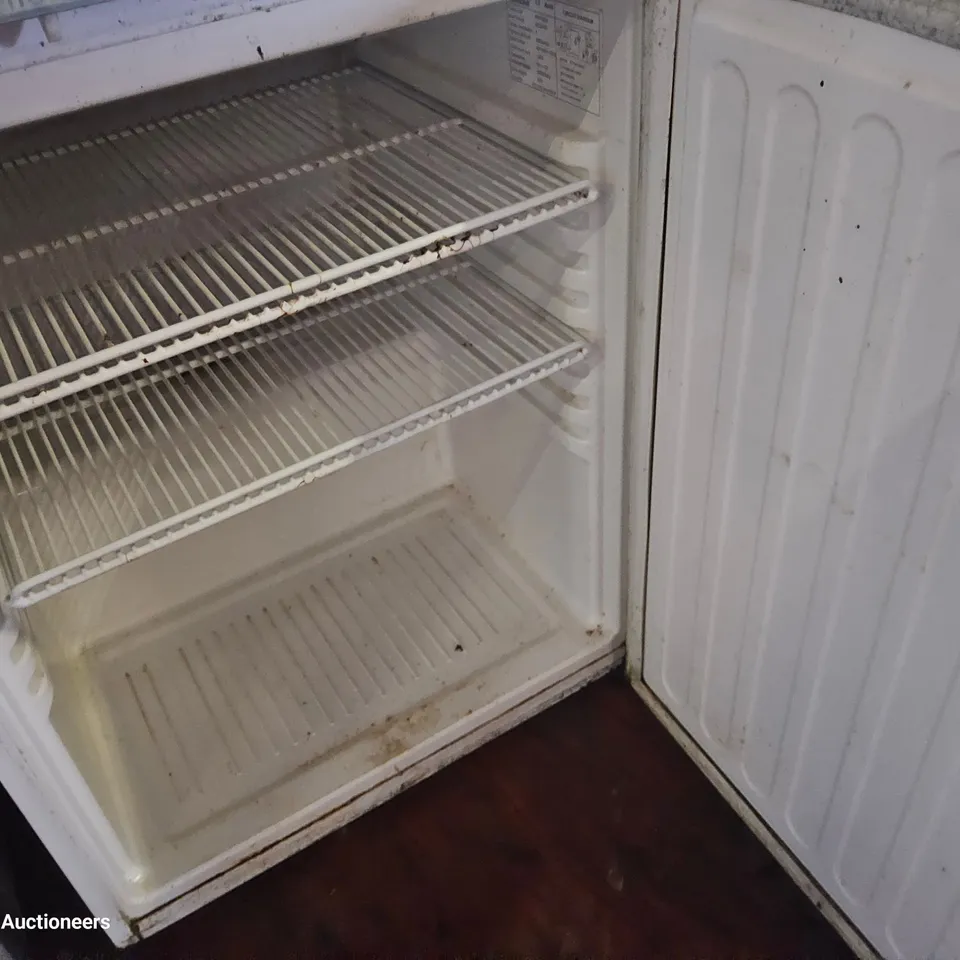 ESSENCHILL COMMERCIAL UNDER COUNTER FRIDGE WHITE