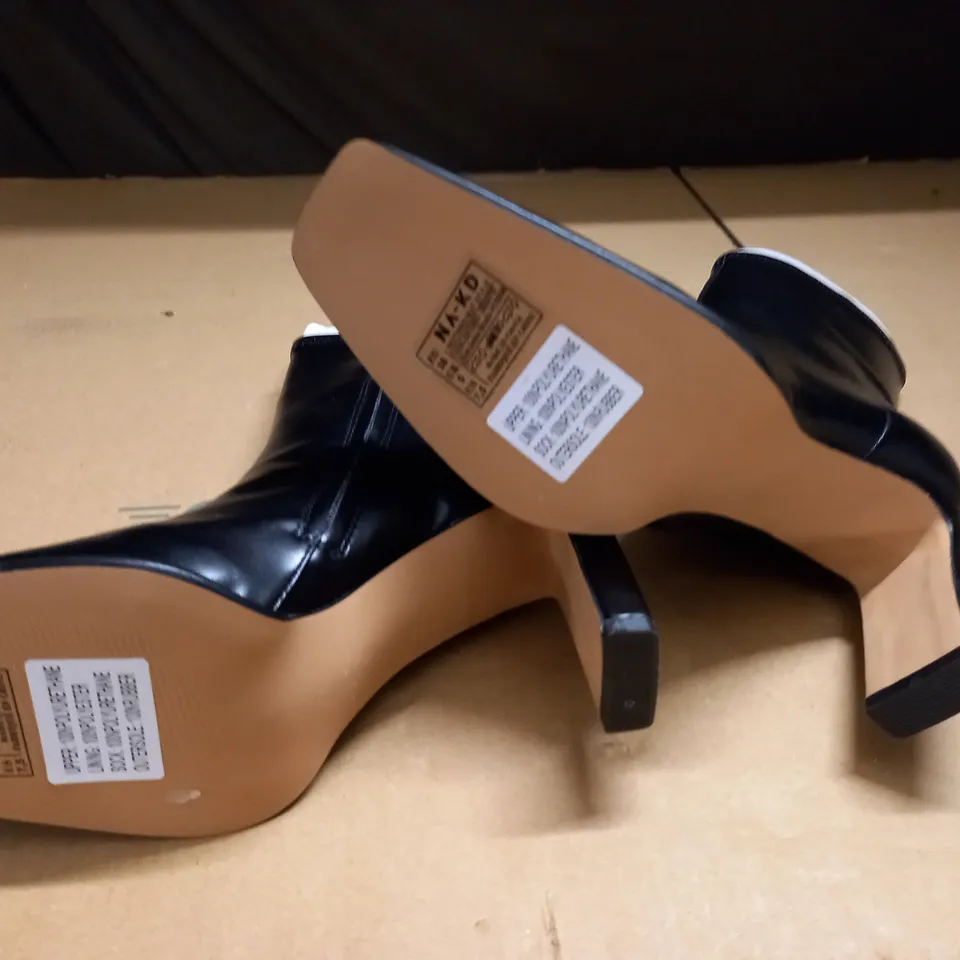 PAIR OF NA-KD ANKLE BOOTS IN BLACK - EU 38
