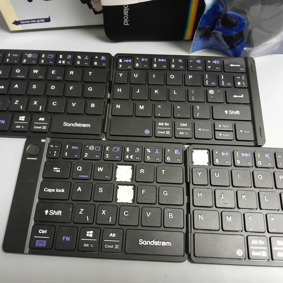 LOT OF 5 ASSORTED ITEMS TO INCLUDE SANDSTROM FOLDING KEYBOARDS, POLAROID CAMERA POUCH AND LOGIK UNIVERSAL HOLDER