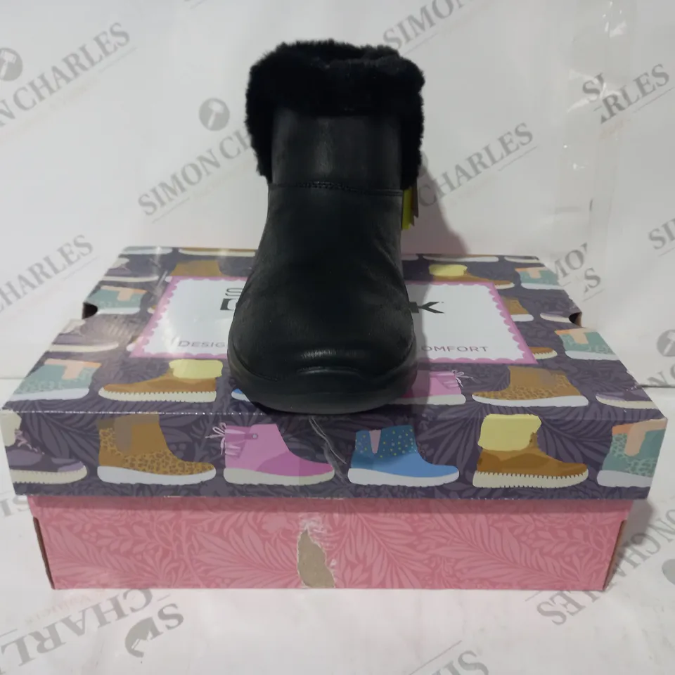 BOXED PAIR OF SKECHERS GO WALK BOOTS IN BLACK UK SIZE 6