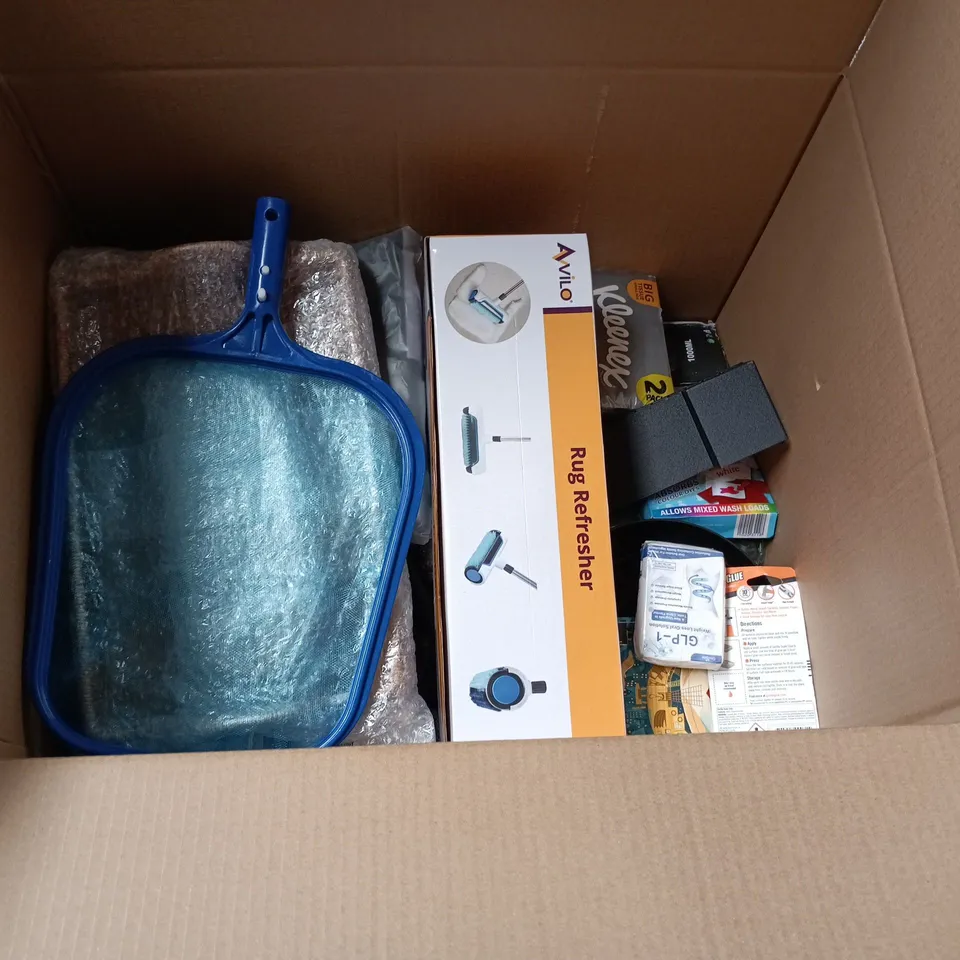 LOT OF APPROXIMATELY 30 ASSORTED HOUSEHOLD ITEMS TO INCLUDE KING DUVET SET, GLASS TUBBAWARE AND RUG REFRESHER