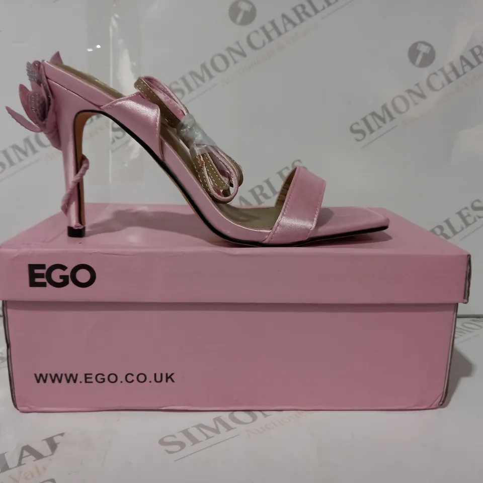BOXED PAIR OF EGO OPEN TOE HEELED SHOES IN PINK W. FLORAL DETAIL UK SIZE 4
