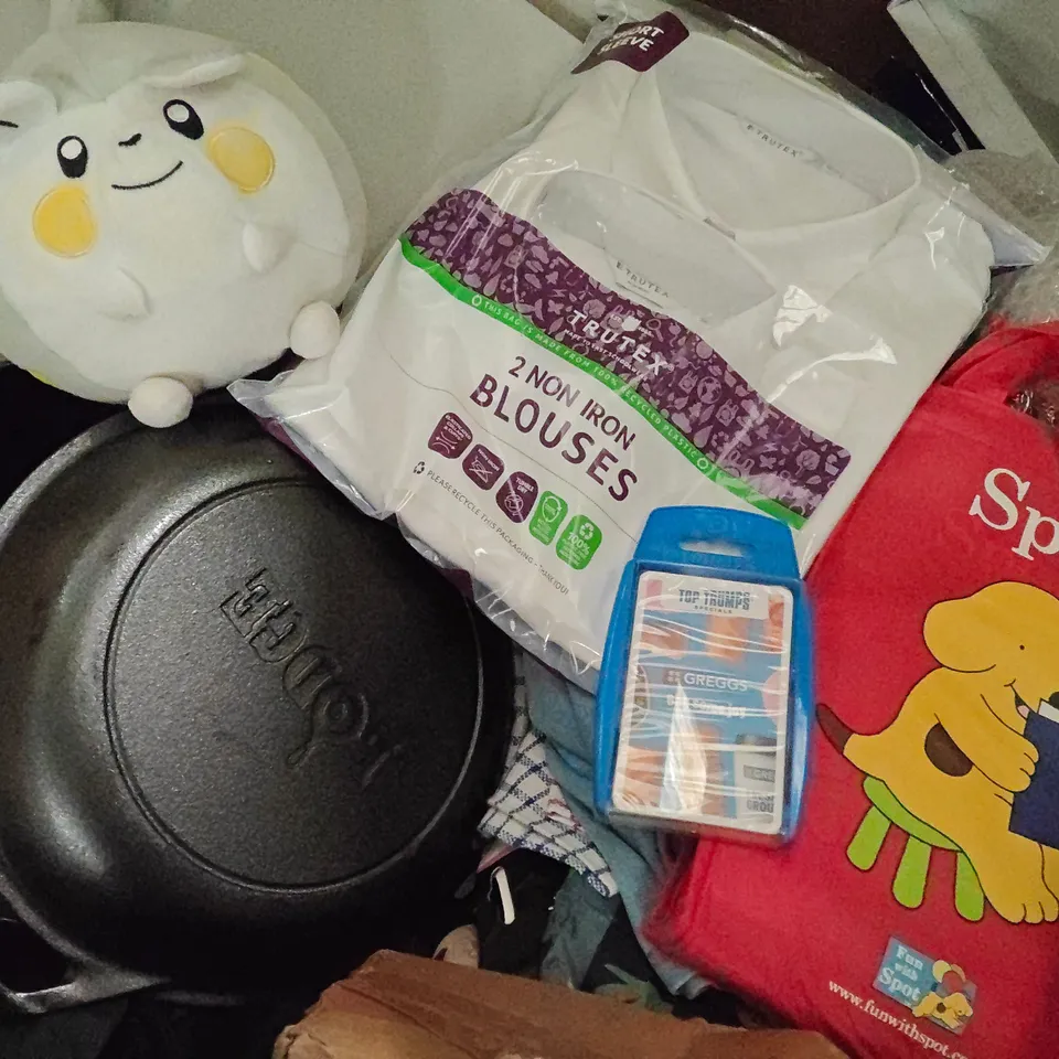 PALLET OF ASSORTED HOUSEHOLD AND CLOTHING ITEMS TO INCLUDE LODGE CAST IRON PO, TOILET SEAT, LUGGAGE CASE AND TV MOUNT