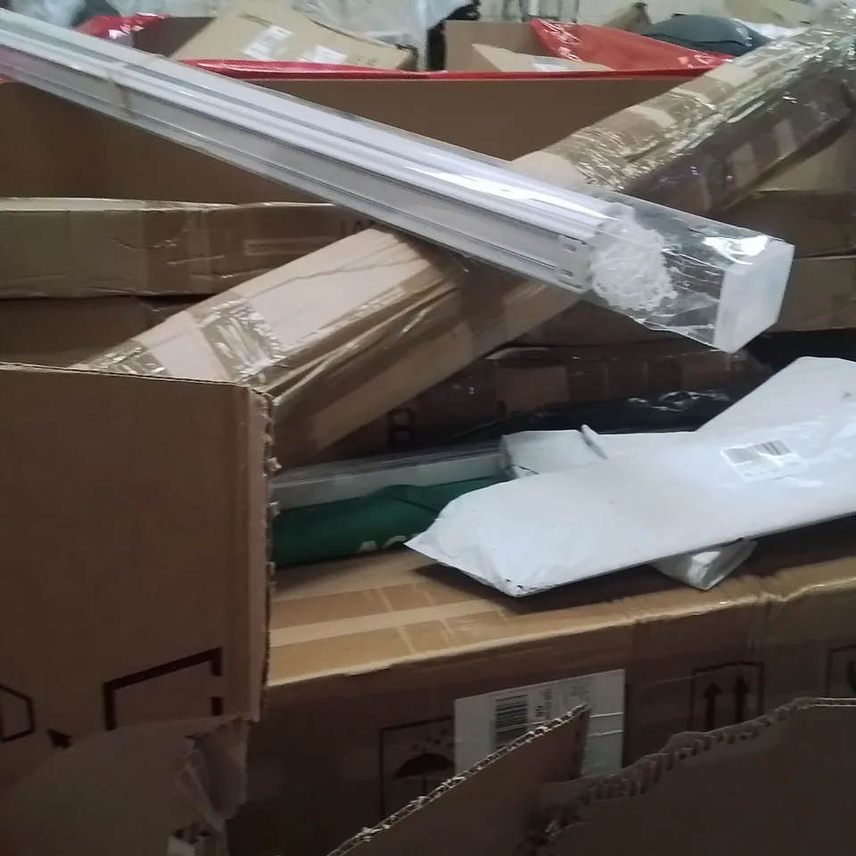 PALLET OF ASSORTED HOUSEHOLD GOODS AND PRODUCTS TO INCLUDE;ROLLER BLIND,UMBRELLA,CURB RAMPS