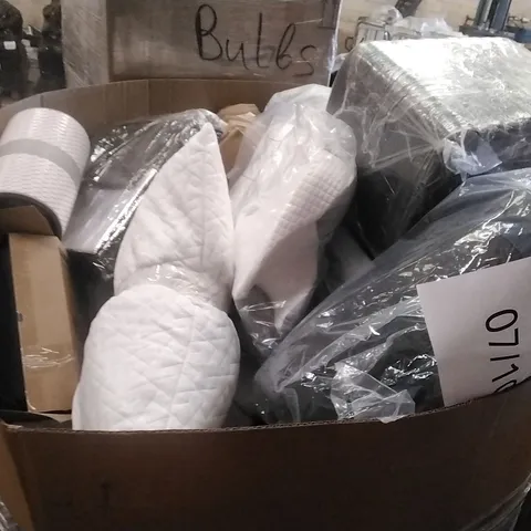 PALLET CONTAINING A LARGE QUANTITY OF PILLOWS
