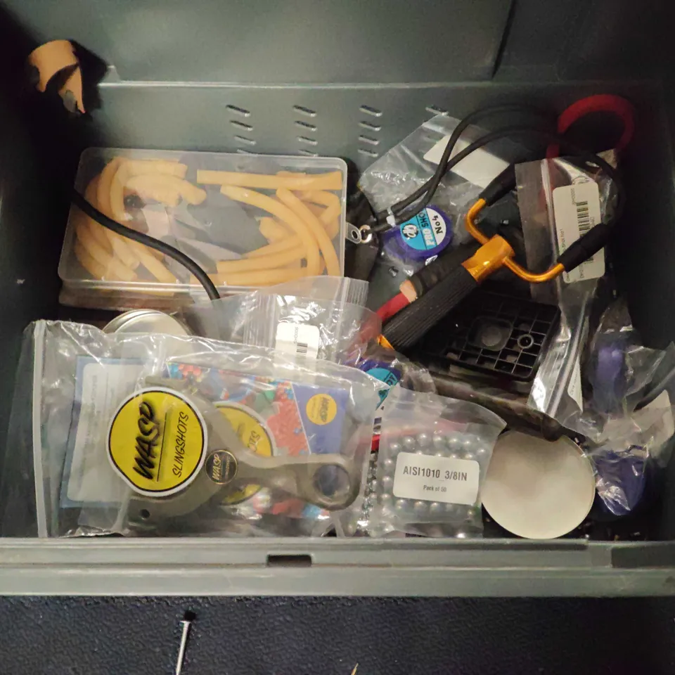 LOT OF ASSORTED SPORTING ITEMS TO INCLUDE CATAPULTS, BALL BEARINGS, AIR GUN PELLETS AND PLASTIC BB'S