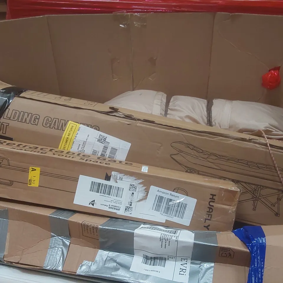 PALLET CONTAINING A LARGE QUANTITY OF ASSORTED ITEMS INCLUDING: CEILING FAN WITH LIGHT, FOLDING CAMPING BED, SAFETY GATE, BLINDS ECT