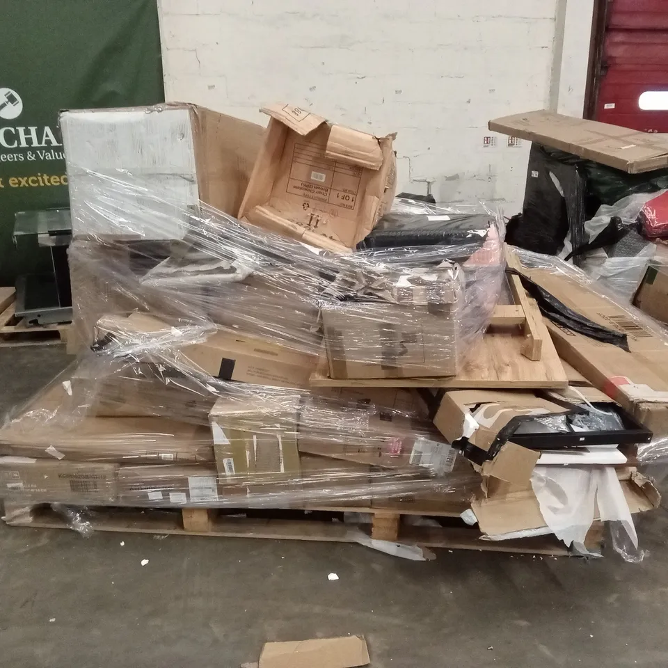 PALLET OF ASSORTED FURNITURE AND FURNITURE PARTS 