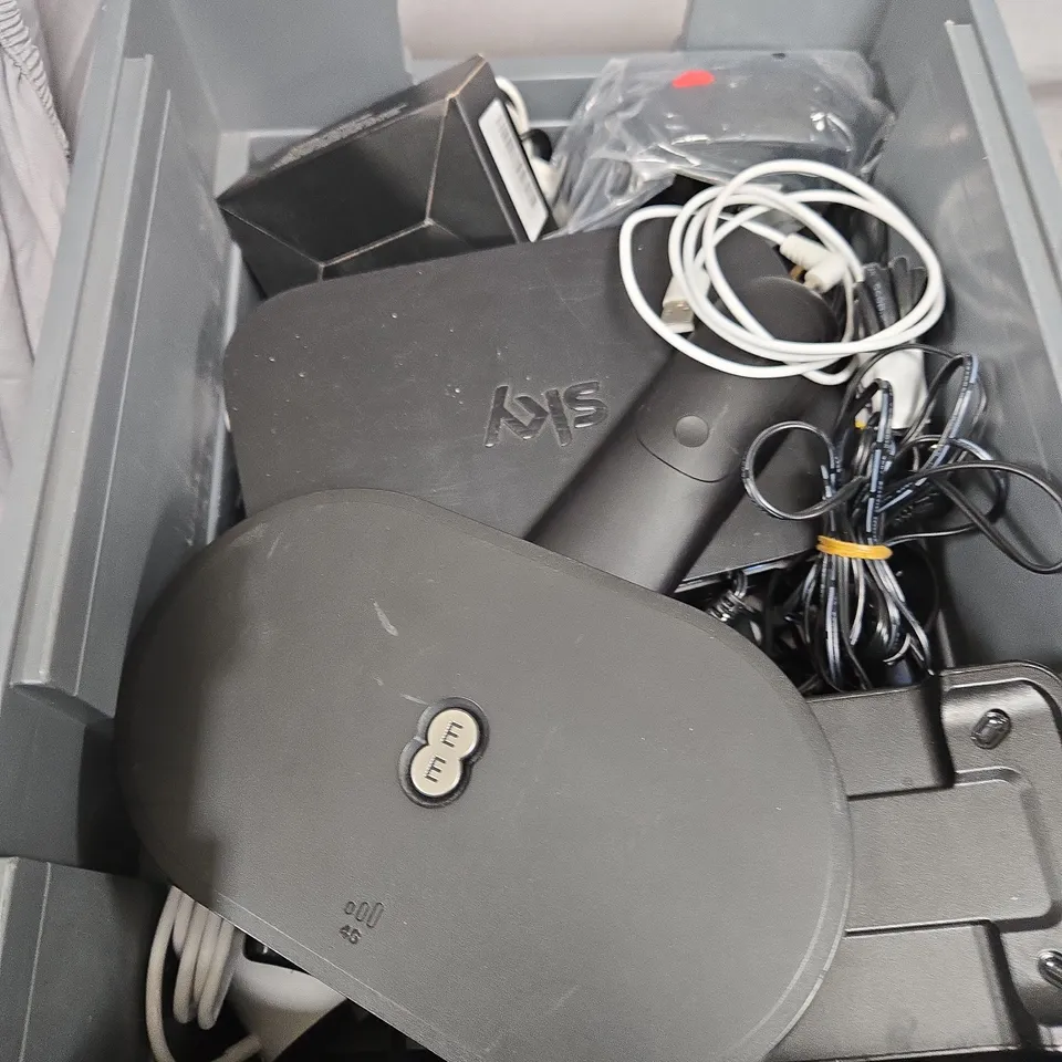 APPROXIMATELY 20 ELECTRICAL ITEMS TO INCLUDE - REMOTE CONTROLS, BT WIFI HUB AND POWER ADAPTERS