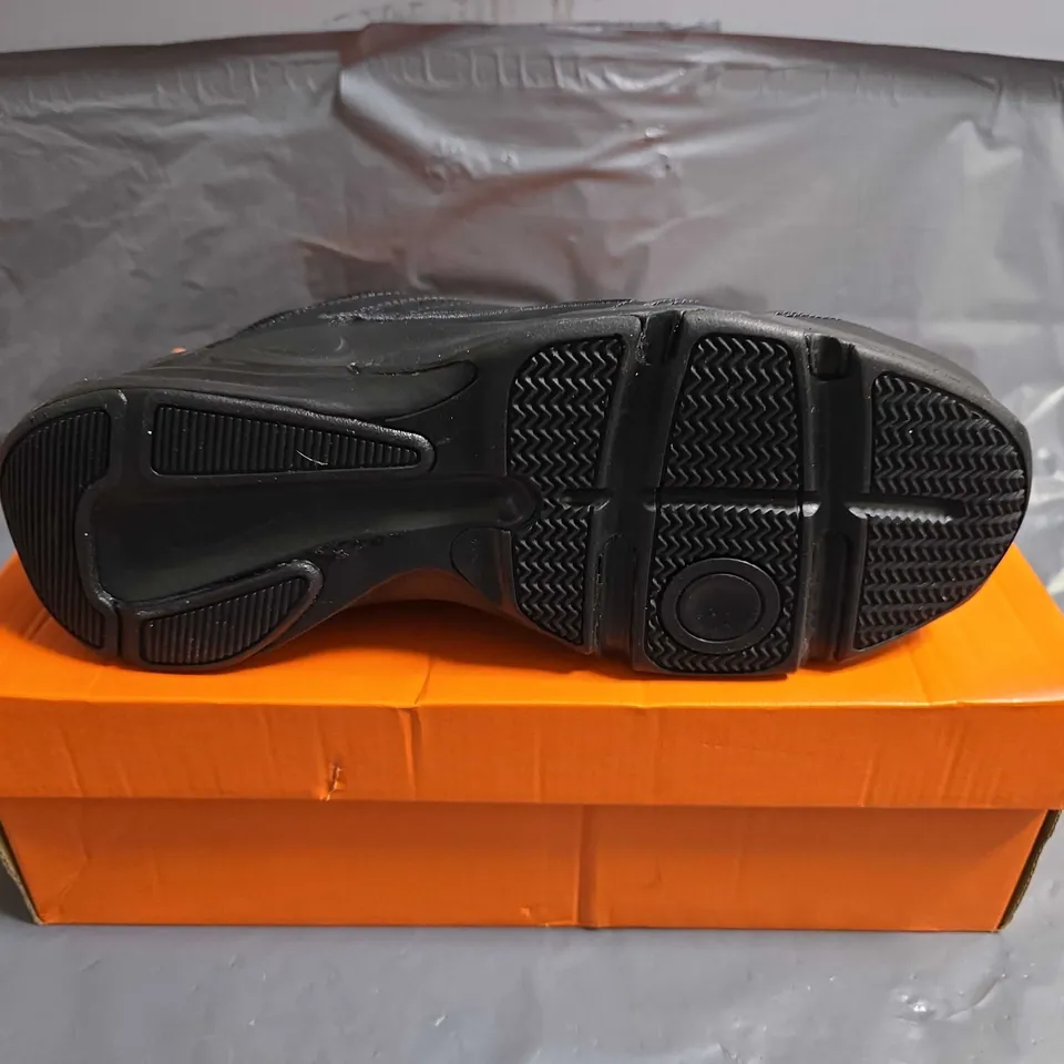 BOXED PAIR OF NIKE DEFYALLDAY TRAINERS - UK SIZE 7