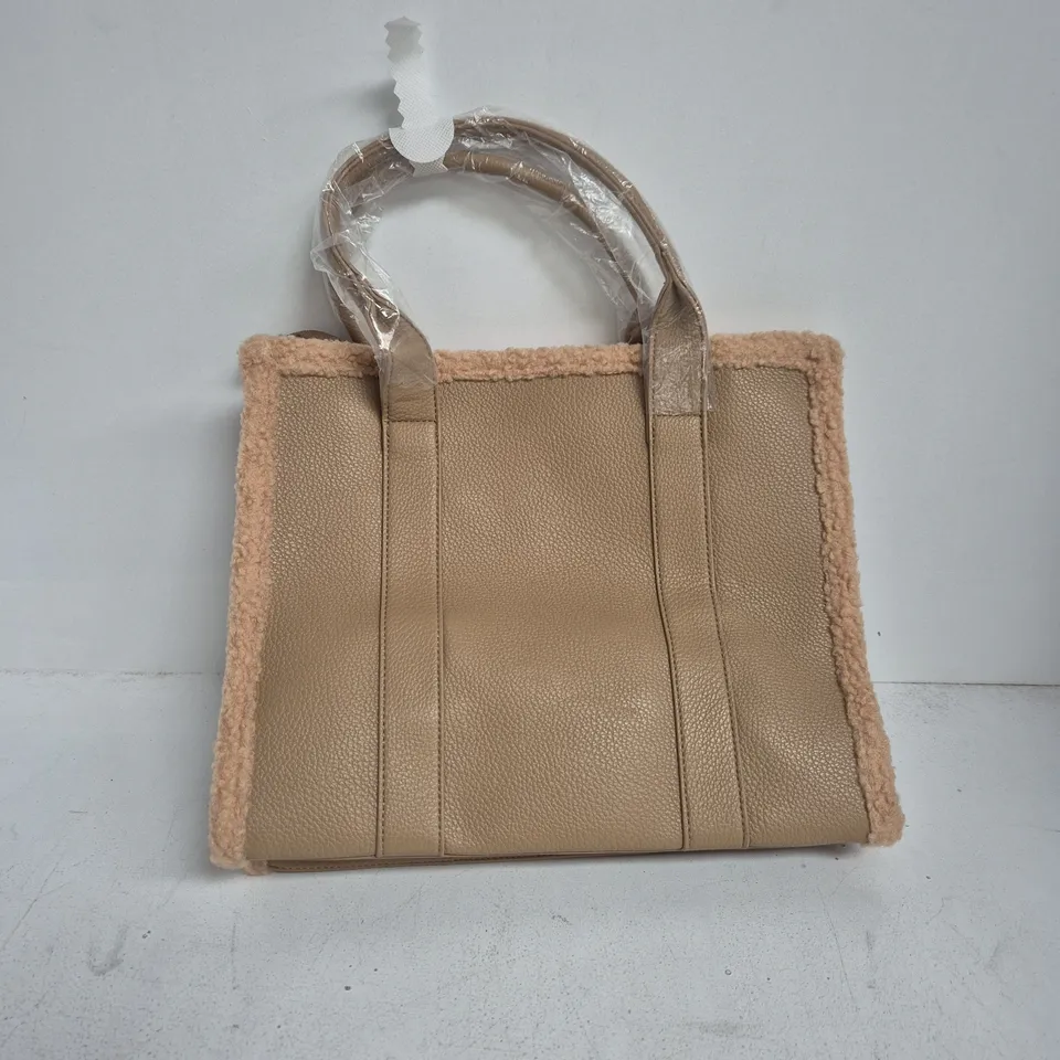THE TOTE BAG – BEIGE FAUX SHEARLING TRIM