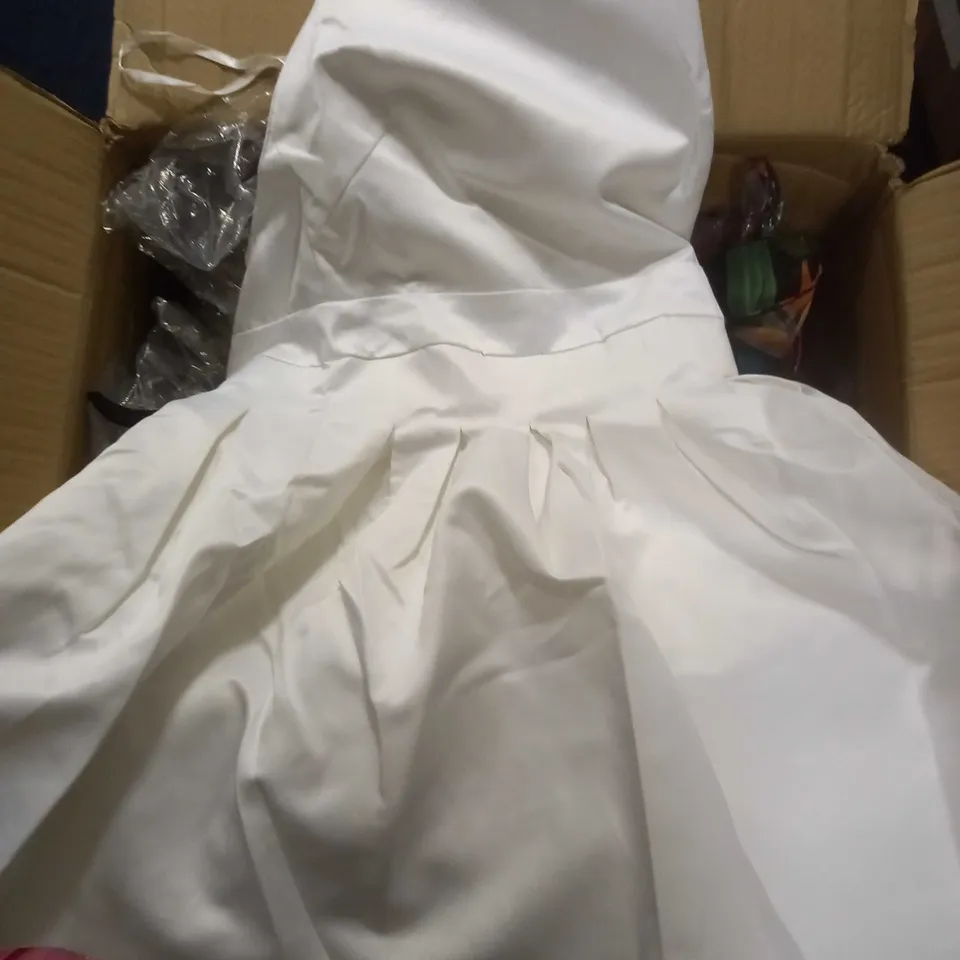 APPROXIMATELY 30 LADIES CLOTHING PRODUCTS IN VARIOUS STYLES AND SIZES