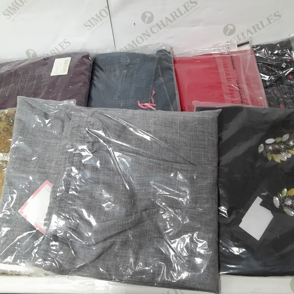 LOT OF APPROX 16 CLOTHING ITEMS IN VARIOUS STYLES, COLOURS AND SIZES 