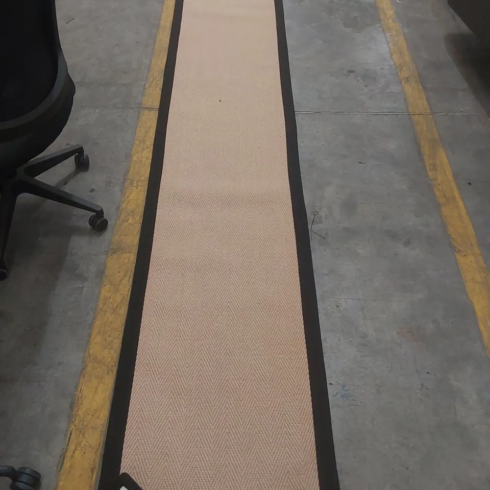QUALITY DESIGNER RUG - APPROXIMATELY 785 x 60cm