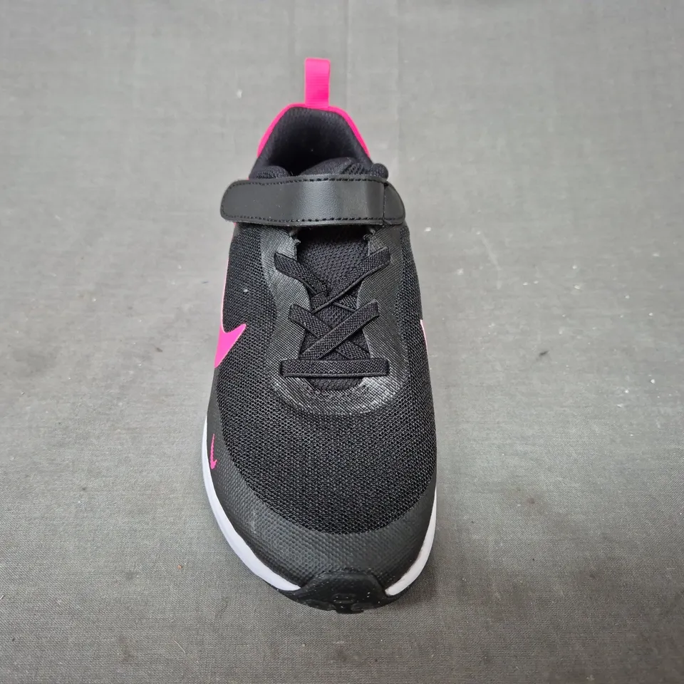 BOXED PAIR OF NIKE REVOLUTION 7 KID'S SHOES IN BLACK/PINK UK SIZE 13