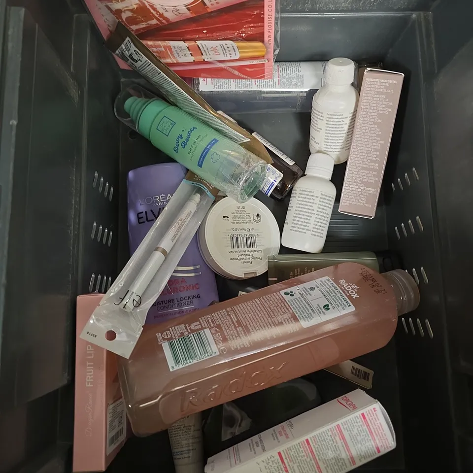 APPROXIMATEY 20 ASSORTED HEALTH AND BEAUTY PRODUCTS TO INCLUDE - DOVE BODY WASH - AVON SENSES BUBBLE BATH AND MAYBELLINE GRIPPY SERUM