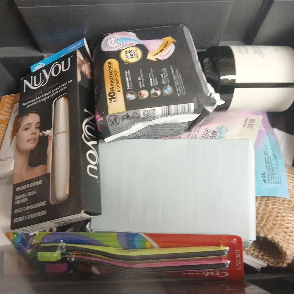 APPROXIMATELY 15 ASSORTED HEALTH & BEAUTY PRODUCTS TO INCLUDE CEDARWOOD GLOVED, NUYOU FACIAL HAIR REMOVER, PLATINUM ALWAYS PADS, ETC - COLLECTION ONLY
