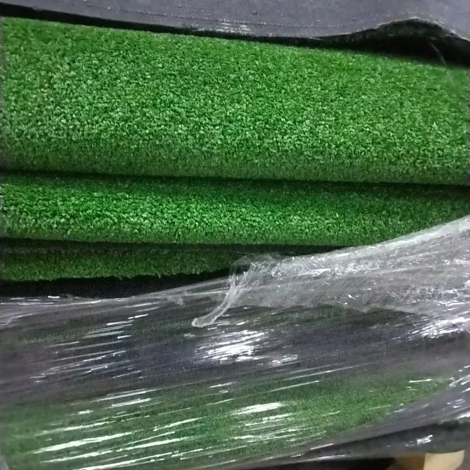 PALLET OF APPROX 15 UNBRANDED ASTRO TURF IN DARK GREEN - SIZE UNSPECIFIED 