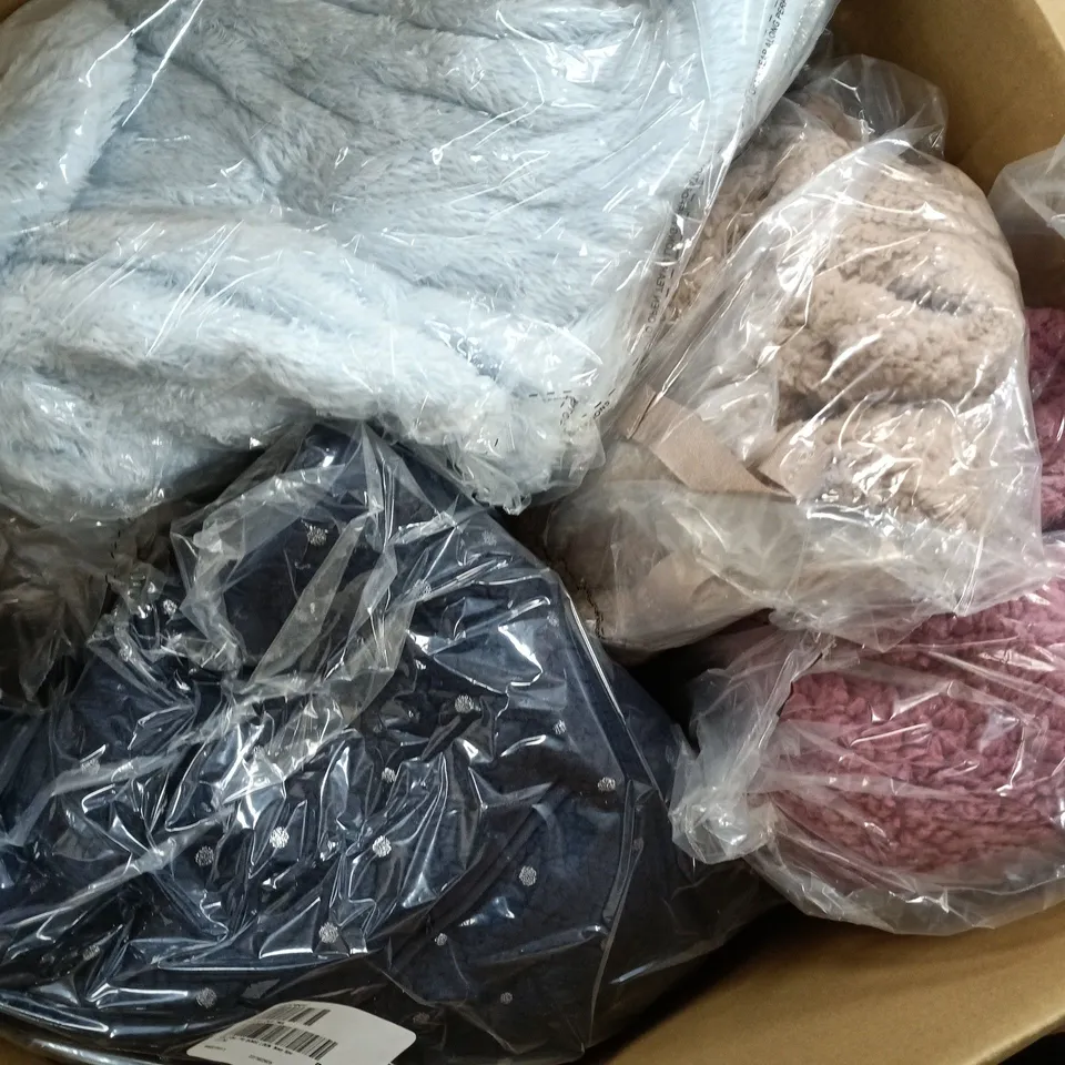 APPROXIMATELY 15 ASSORTED CLOTHING ITEMS IN VARIOUS SIZES, STYLES & COLOURS TO INCLUDE BRANDS SUCH AS COZEE HOME, CUDDL DUDS, WYNNE LAYERS, ETC - COLLECTION ONLY