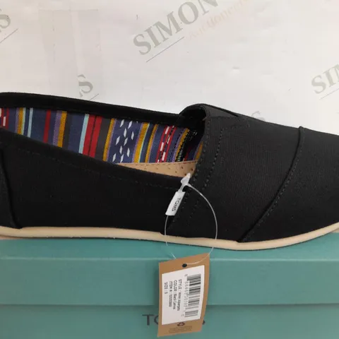 BOXED PAIR OF TOMS WOMENS ALPARGATA BLACK CANVAS SHOES - UK 7