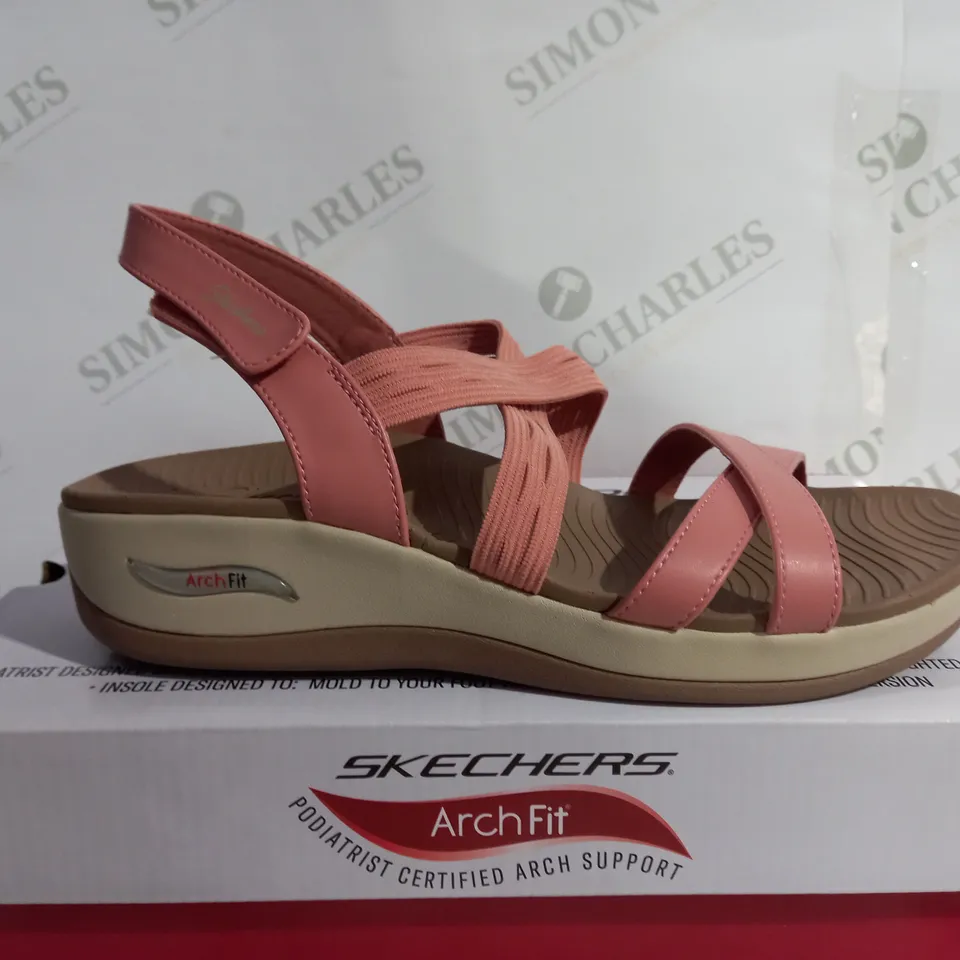 BOXED PAIR OF SKECHERS ARCHFIT HEELED OPEN TOE SANDALS - SIZE 7